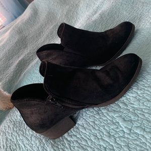 Time and Tru size 8.5 black suede boot like new with side zipper!